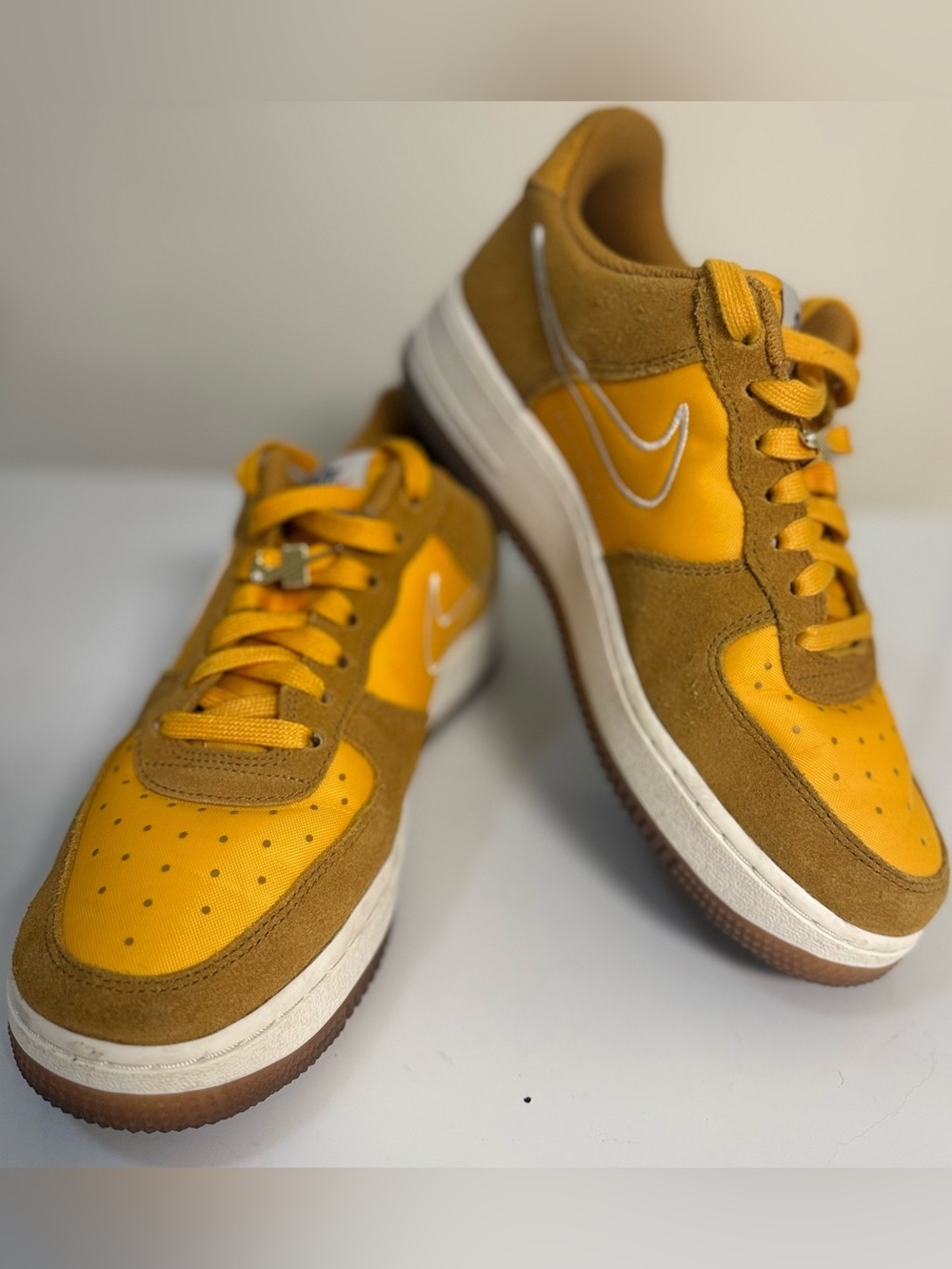 Nike Air Force 1'07 SE First Use University Gold Womens 7.5 50th Anniversary - Picture 2 of 12